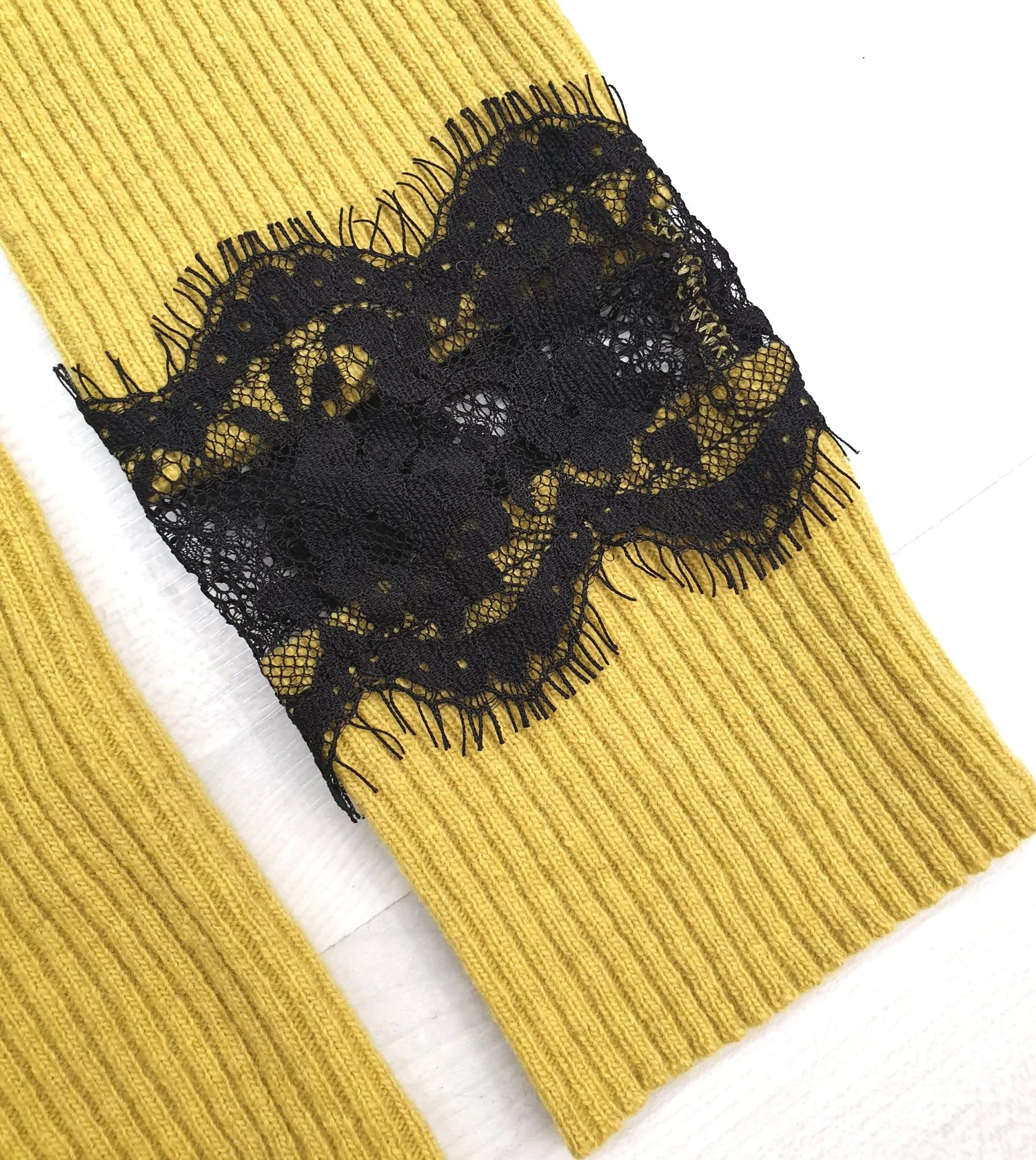 Maglia senape inserti pizzo - immagine 4