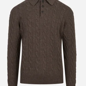 Polo marrone con motiva a treccia