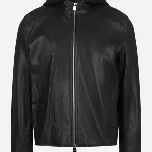 Biker in pelle nero con cappuccio