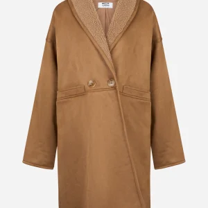 Cappotto beige con collo sciallato in eco shearling