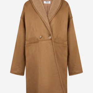 Cappotto beige con collo sciallato in eco shearling