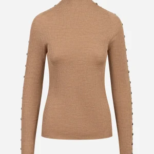 Dolcevita beige in lana merinos con applicazioni su maniche