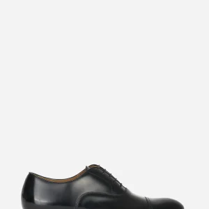 Stringata in pelle con fondo cuoio Nera