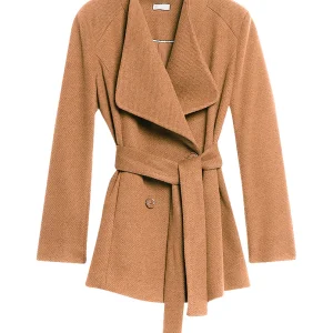 Cappotto doppiopetto cammello con cintura e scollo a V maxi revers