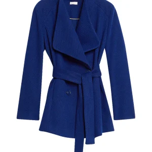 Cappotto doppiopetto blu con cintura e scollo a V maxi revers