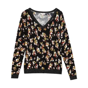 Maglia con stampa camouflage e scollo a V