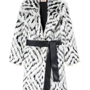 Cappotto bianco in faux fur a fantasia chevron con cintura abbinata