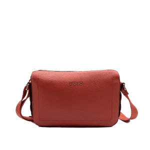 Borsa a tracolla marrone ecosostenibile con effetto bottalato
