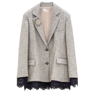 Giacca in Pied de Poule con Dettagli in Pizzo e gioiello