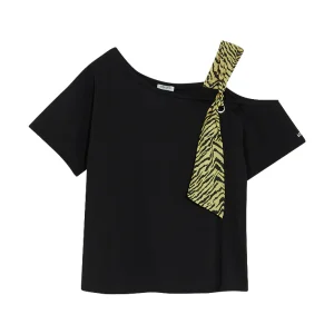 T-shirt nera con spallina in raso