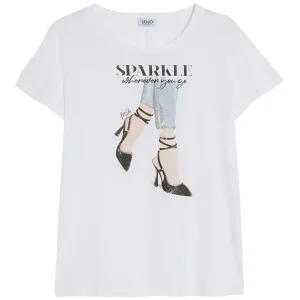 T-shirt bianca con stampa scarpe e applicazioni