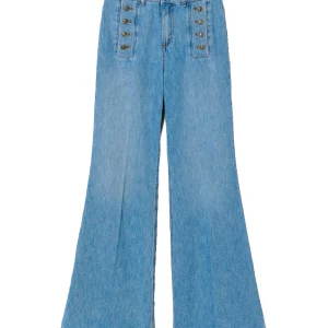 Jeans flare con bottoni décor